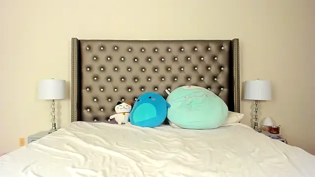 NadiaLyla online show from December 20, 4:30 am