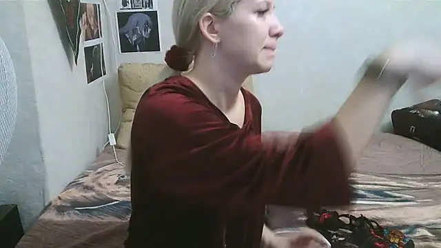 Snapshot of -GoldenGirl- chatting on February 6, 11:21 am -GoldenGirl- online show from February 6, 11:21 am