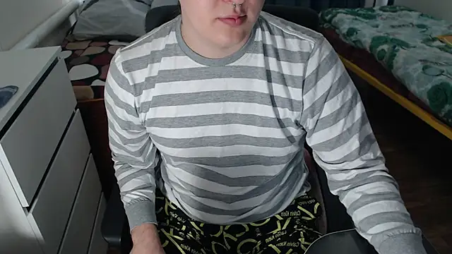 Snapshot of EvaMiron chatting on October 2, 9:16 am EvaMiron online show from October 2, 9:16 am