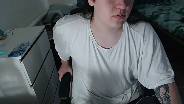 Snapshot of EvaMiron chatting on November 17, 7:03 am EvaMiron online show from November 17, 7:03 am