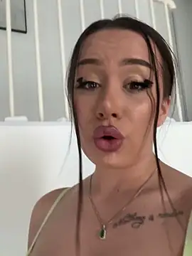 deliaroyal online show from March 13, 2:33 pm