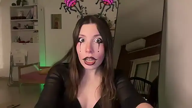 Snapshot of CringeButCute chatting on October 18, 11:27 pm CringeButCute online show from October 18, 11:27 pm