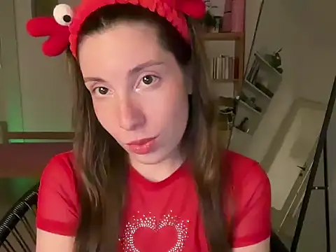 Snapshot of CringeButCute chatting on October 20, 10:32 pm CringeButCute online show from October 20, 10:32 pm