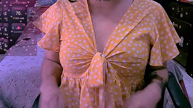 NinaYellow online show from April 10, 2:00 pm