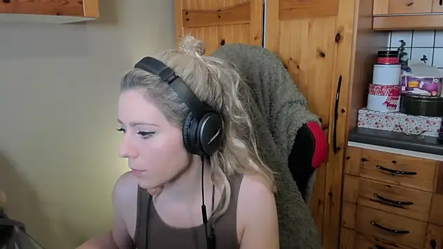 Snapshot of Lisaonthemoon chatting on December 12, 11:03 pm Lisaonthemoon online show from December 12, 11:03 pm