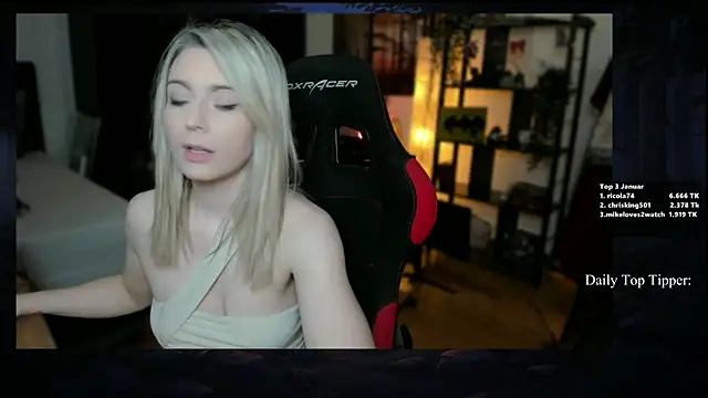 Snapshot of Lisaonthemoon chatting on January 25, 2:25 pm Lisaonthemoon online show from January 25, 2:25 pm