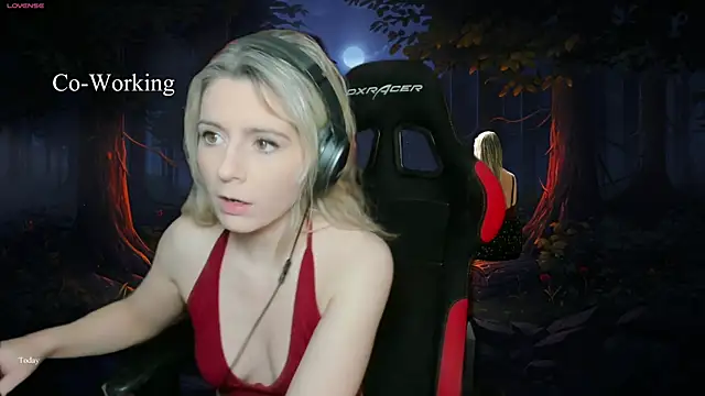 Snapshot of Lisaonthemoon chatting on February 16, 4:53 pm Lisaonthemoon online show from February 16, 4:53 pm