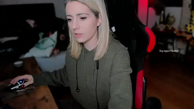 Snapshot of Lisaonthemoon chatting on October 4, 2:15 pm Lisaonthemoon online show from October 4, 2:15 pm