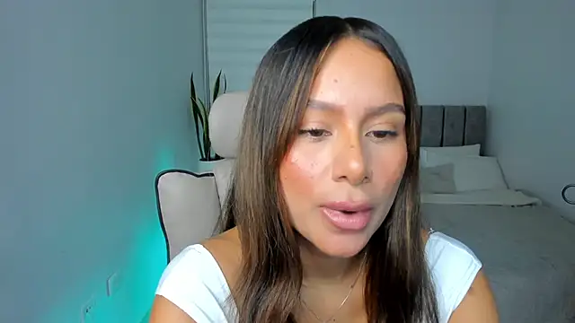 Snapshot of AndreaMartini chatting on February 21, 1:33 am AndreaMartini online show from February 21, 1:33 am