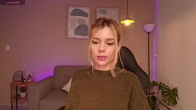 Snapshot of MirandaShaw chatting on February 10, 2:41 am MirandaShaw online show from February 10, 2:41 am