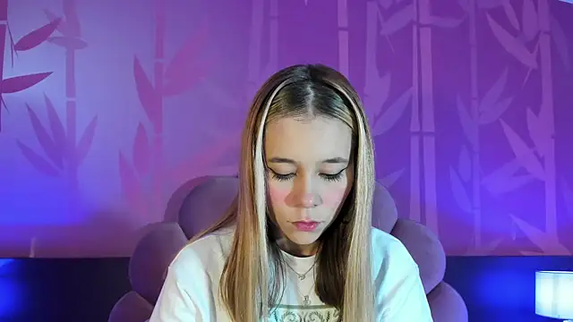 Snapshot of Lezy_ chatting on January 28, 7:32 pm Lezy online show from January 28, 7:32 pm