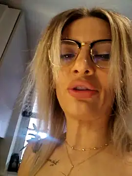 Snapshot of SweetMonicaUK chatting on February 25, 10:26 am SweetMonicaUK online show from February 25, 10:26 am