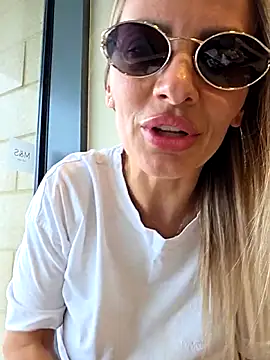 Snapshot of SweetMonicaUK chatting on October 2, 11:28 am SweetMonicaUK online show from October 2, 11:28 am