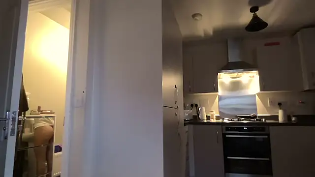 Snapshot of SweetMonicaUK chatting on December 4, 9:18 am SweetMonicaUK online show from December 4, 9:18 am