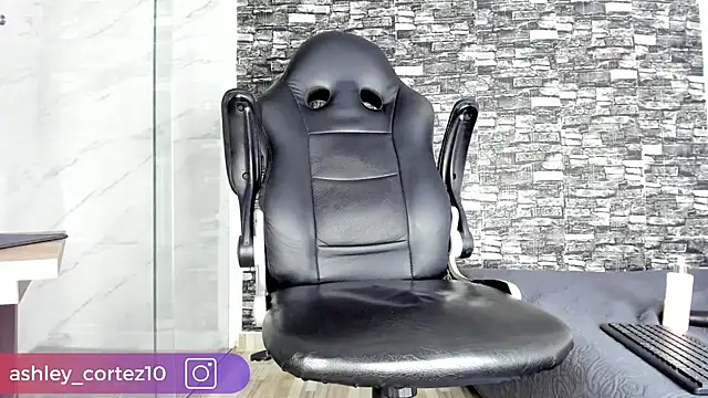 Snapshot of ashley_crotez chatting on March 17, 3:36 am ashley crotez online show from March 17, 3:36 am