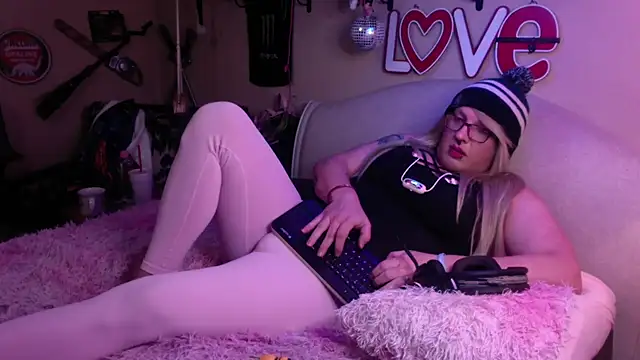 Snapshot of Blakelytgirl chatting on January 21, 8:19 am Blakelytgirl online show from January 21, 8:19 am