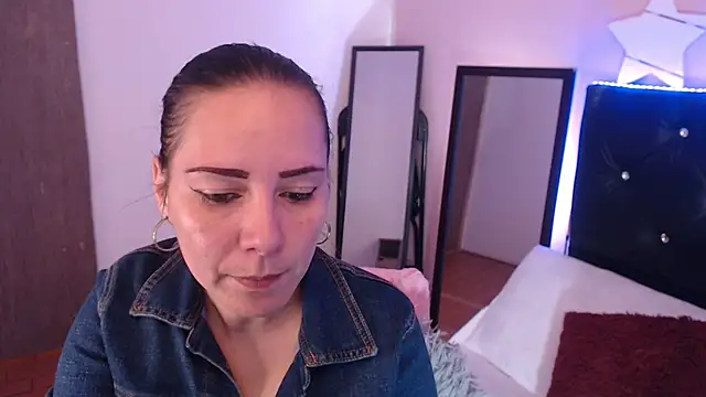 camila delarosa online show from November 19, 7:03 pm