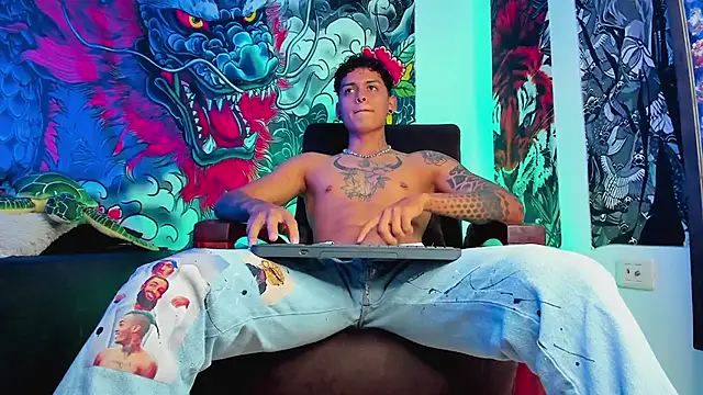 Snapshot of Maxi_Gray chatting on September 11, 5:40 am Maxi Gray online show from September 11, 5:40 am