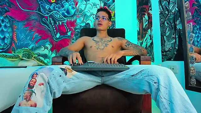 Snapshot of Maxi_Gray chatting on September 19, 12:34 am Maxi Gray online show from September 19, 12:34 am