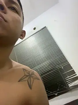 Snapshot of aalan_foxter chatting on December 24, 2:43 am aalan foxter online show from December 24, 2:43 am