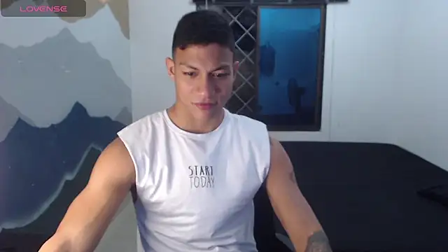 Snapshot of aalan_foxter chatting on January 19, 3:39 am aalan foxter online show from January 19, 3:39 am