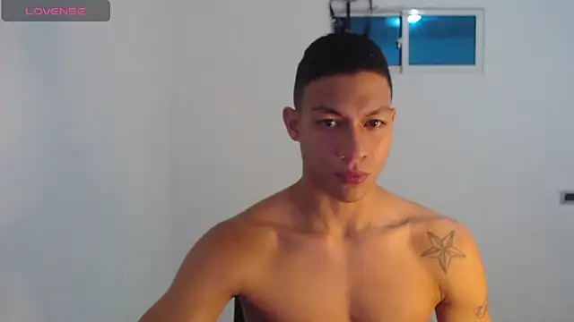 Snapshot of aalan_foxter chatting on March 8, 3:39 am aalan foxter online show from March 8, 3:39 am