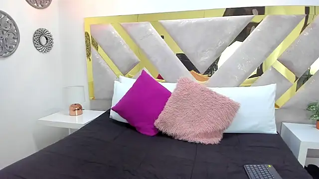 Snapshot of Oriana_Guzman chatting on February 17, 3:09 pm Oriana Guzman online show from February 17, 3:09 pm