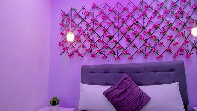 Snapshot of Oriana_Guzman chatting on March 6, 12:30 pm Oriana Guzman online show from March 6, 12:30 pm