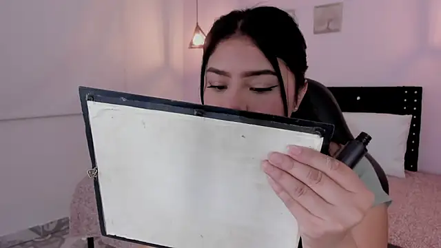 Snapshot of Oriana_Guzman chatting on October 3, 12:18 am Oriana Guzman online show from October 3, 12:18 am