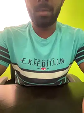 Snapshot of Handsomehunk_4U chatting on March 6, 3:24 am Handsomehunk 4U online show from March 6, 3:24 am