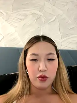 Snapshot of Aiko_Yumi chatting on November 26, 10:00 pm Aiko Yumi online show from November 26, 10:00 pm