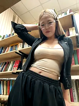 Snapshot of Aiko_Yumi chatting on December 18, 4:46 pm Aiko Yumi online show from December 18, 4:46 pm