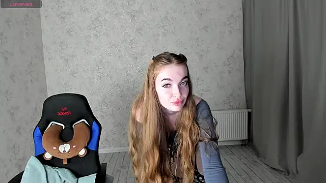 Snapshot of LissaCain chatting on December 4, 3:48 am LissaCain online show from December 4, 3:48 am