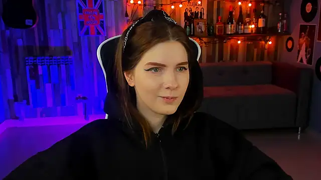 Snapshot of AliceRisinka chatting on February 6, 8:18 am AliceRisinka online show from February 6, 8:18 am