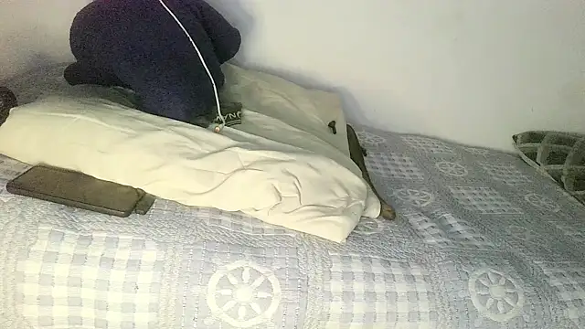 Snapshot of UncutToyBoy23cm chatting on September 28, 9:36 am UncutToyBoy23cm online show from September 28, 9:36 am