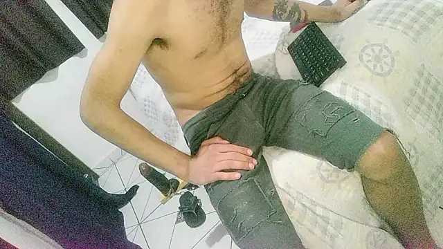 Snapshot of UncutToyBoy23cm chatting on November 3, 4:30 pm UncutToyBoy23cm online show from November 3, 4:30 pm