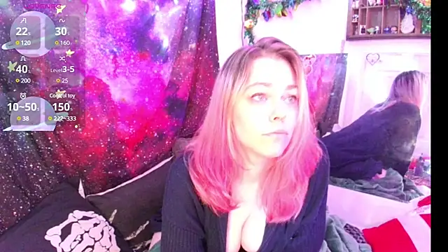 Snapshot of EverlyEster chatting on December 7, 8:44 am EverlyEster online show from December 7, 8:44 am