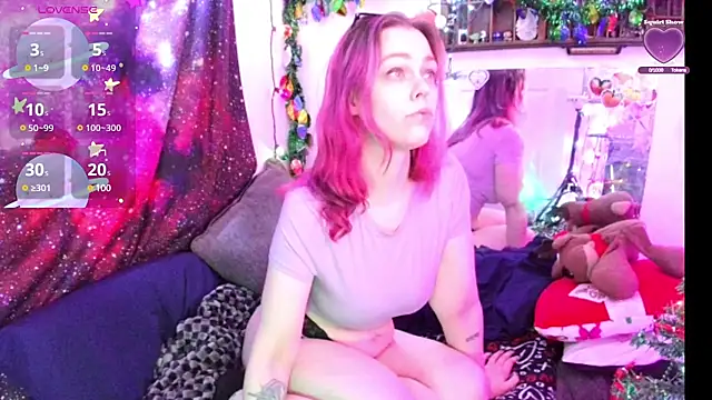 Snapshot of EverlyEster chatting on December 21, 7:35 am EverlyEster online show from December 21, 7:35 am