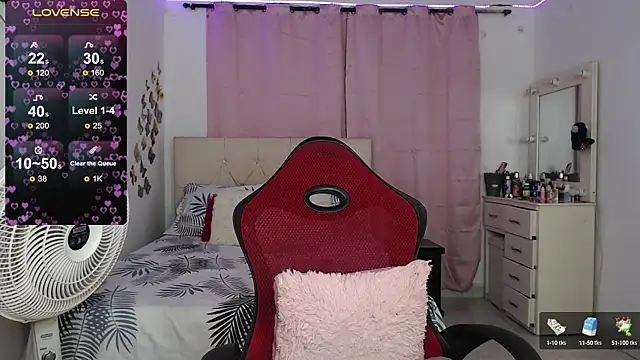 Snapshot of samantha-rose2 chatting on January 20, 2:43 am samantha-rose2 online show from January 20, 2:43 am