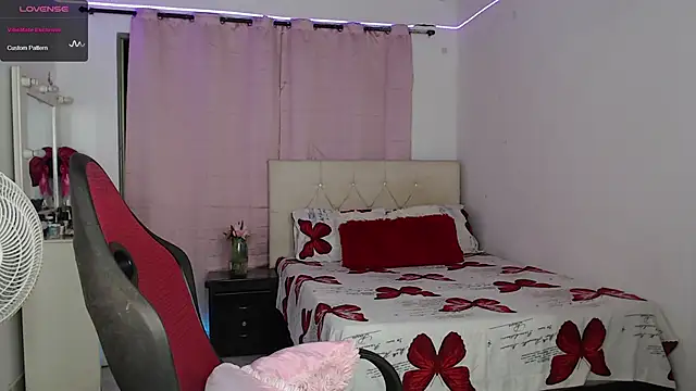 Snapshot of samantha-rose2 chatting on February 13, 4:54 am samantha-rose2 online show from February 13, 4:54 am