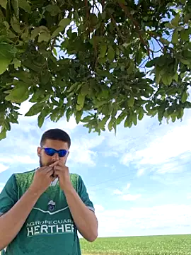 Snapshot of Dat1994 chatting on December 20, 1:11 pm Dat1994 online show from December 20, 1:11 pm