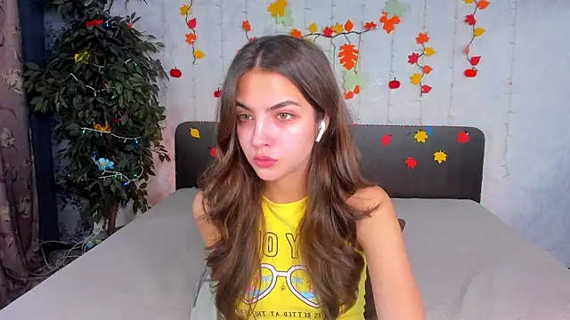 Snapshot of Milana_Crystal_ chatting on November 10, 8:13 am Milana Crystal online show from November 10, 8:13 am