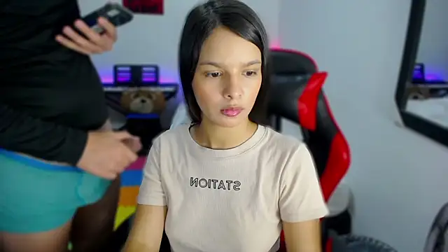 jessi and boy online show from October 18, 3:46 pm