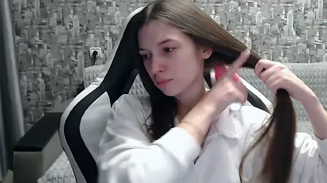 Snapshot of MissMiaCutie chatting on February 19, 2:01 pm MissMiaCutie online show from February 19, 2:01 pm