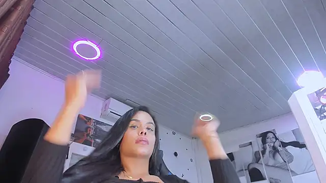 Snapshot of LatinVenuz chatting on February 9, 10:53 am LatinVenuz online show from February 9, 10:53 am