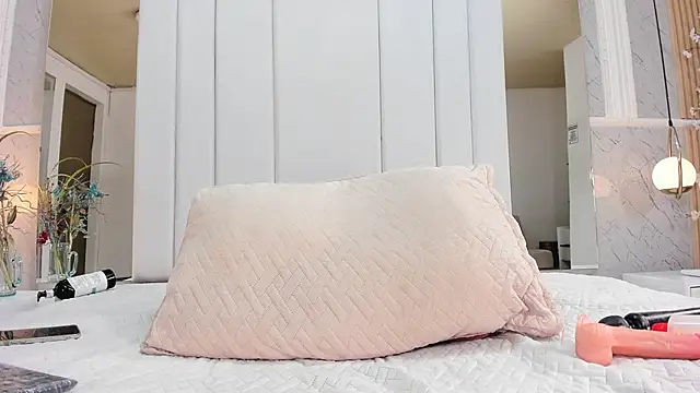 LiaObrien online show from February 24, 11:30 pm