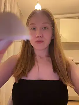 Snapshot of Eva_Weyne chatting on May 29, 8:07 pm Eva Weyne online show from May 29, 8:07 pm
