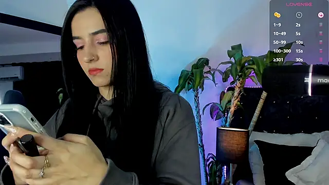 Snapshot of devlin_violett chatting on January 4, 4:33 am devlin violett online show from January 4, 4:33 am