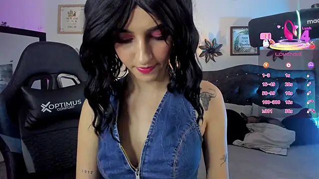 Snapshot of devlin_violett chatting on October 1, 1:33 am devlin violett online show from October 1, 1:33 am