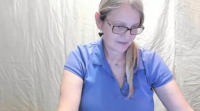 Snapshot of irinamaux chatting on February 20, 8:14 pm irinamaux online show from February 20, 8:14 pm